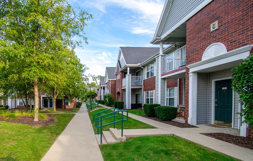 Traditions Bloomington Apartments, 901 Valley View Circle, Bloomington